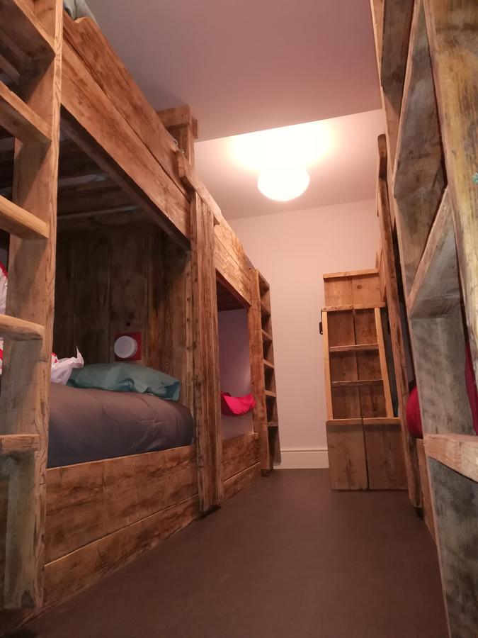 بيت شباب Ty Glyndwr Bunkhouse, Bar And Cafe كارنارفون المظهر الخارجي الصورة